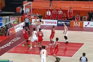 早该这么打!王俊杰快下篮下硬怼 顶开防守打板上空篮!