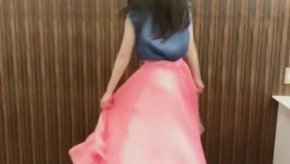久保建英赢麻了!老婆福原遥现场转圈展示裙摆,这也太甜了吧~