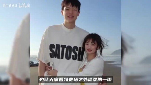 杨瀚森晒休赛期库存照片!多张和女友甜蜜同框,女友长相清秀可人
