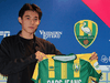 李嗣镕踢球录像找到了!首发右边卫(2号球员)对阵阿贾克斯U17