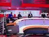 ESPN直播中出现意外,解说员被身后巨型电视压住