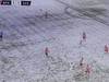 人呢？土超球队身穿白衣在雪地里比赛，场上好像只有一支球队