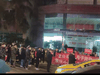 现场视频来了！重庆球迷俱乐部门口拉条幅，声援重庆队