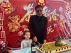 范志毅女儿和徐根宝爷爷一起切蛋糕,害羞躲在爸爸身后