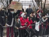 巴黎学生在街边举牌: “我们逃课了,就为了梅西的签名!”